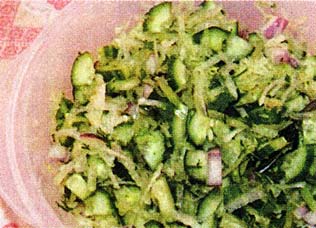 Зеленый салат с огурцом